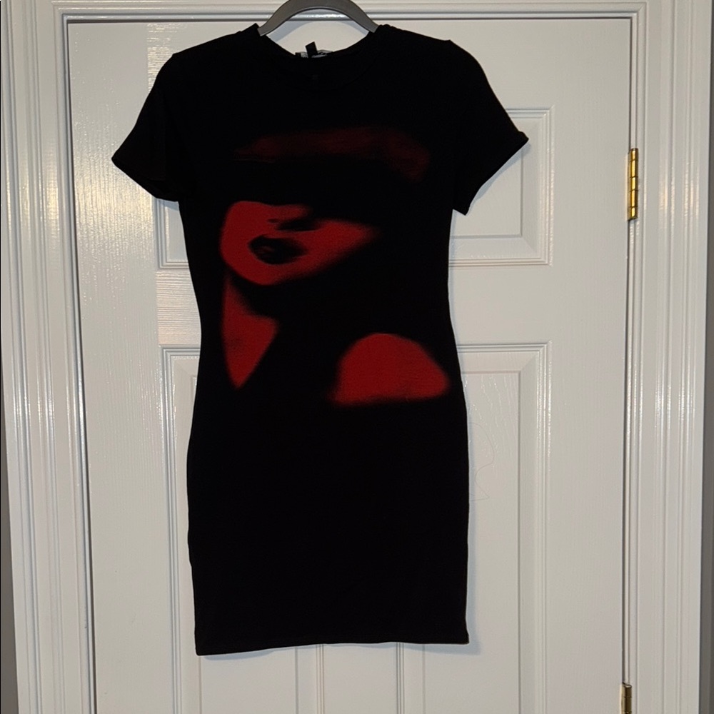 T-Shirt Black and Red Dress